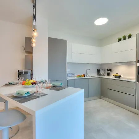 Quadrifoglio Apartment With Terrace - Happy Rentals Λουγκάνο